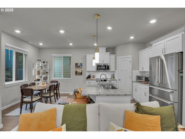 1483 19TH Ave, Forest Grove, OR 97116