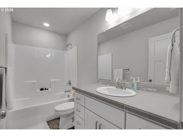 1483 19TH Ave, Forest Grove, OR 97116