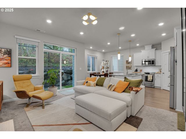 1483 19TH Ave, Forest Grove, OR 97116