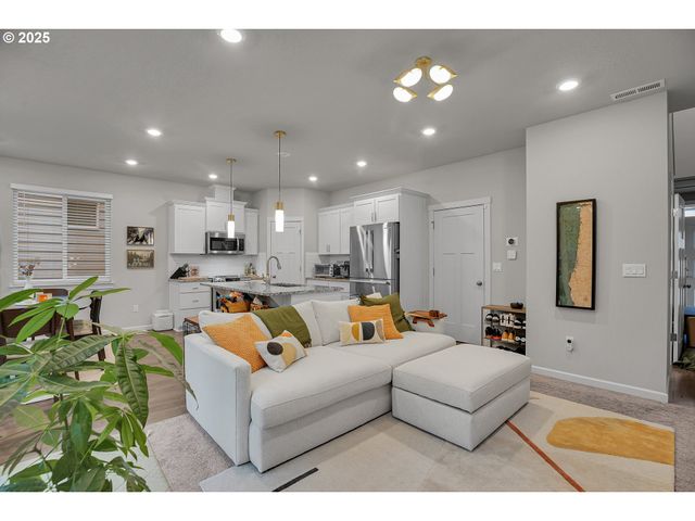 1483 19TH Ave, Forest Grove, OR 97116