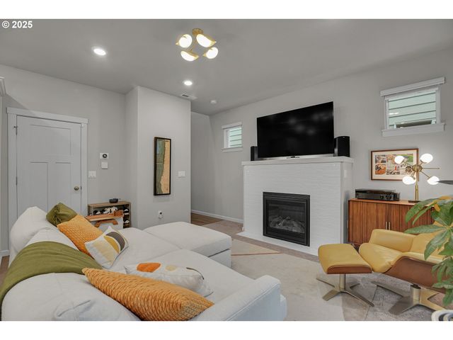 1483 19TH Ave, Forest Grove, OR 97116