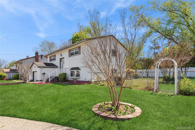 6 Clarke Street, Brentwood, NY 11717