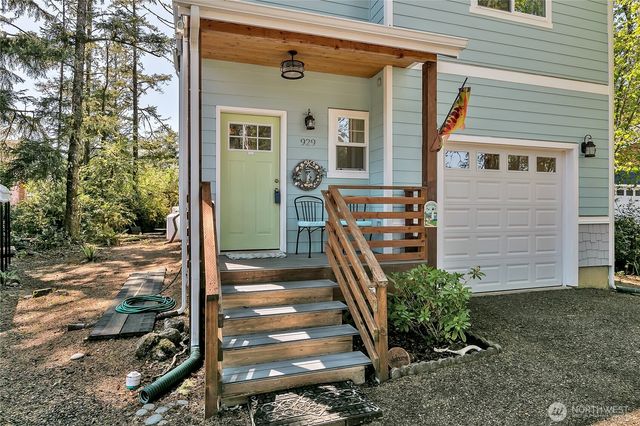 929 Discovery Avenue SE, Ocean Shores, WA 98569