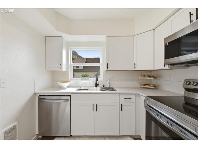 109 W JEFFERSON St, Bingen, WA 98605