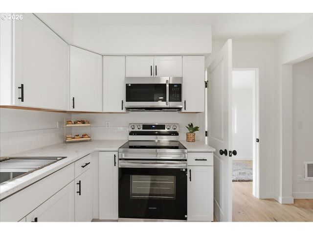 109 W JEFFERSON St, Bingen, WA 98605