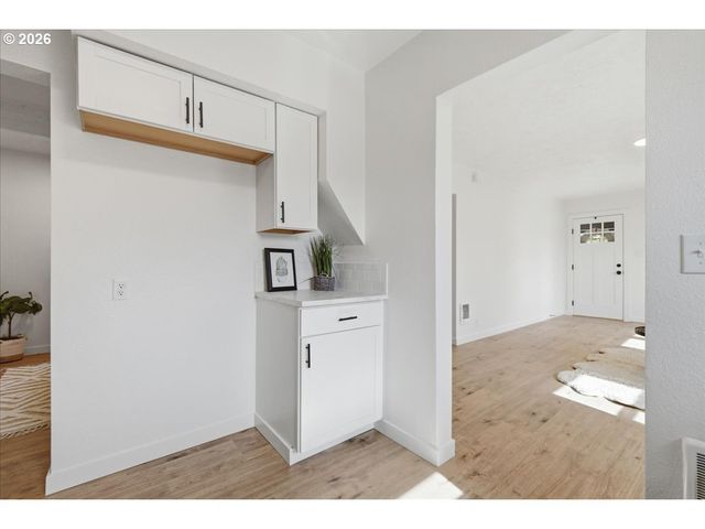 109 W JEFFERSON St, Bingen, WA 98605