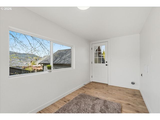 109 W JEFFERSON St, Bingen, WA 98605