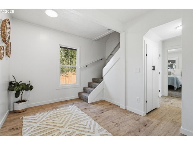 109 W JEFFERSON St, Bingen, WA 98605