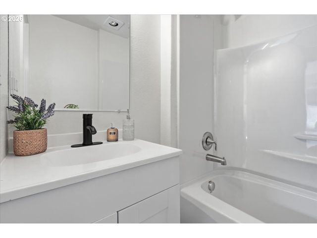 109 W JEFFERSON St, Bingen, WA 98605