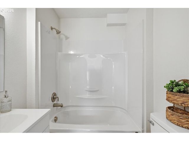 109 W JEFFERSON St, Bingen, WA 98605