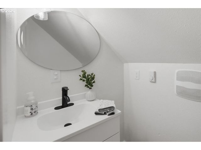 109 W JEFFERSON St, Bingen, WA 98605