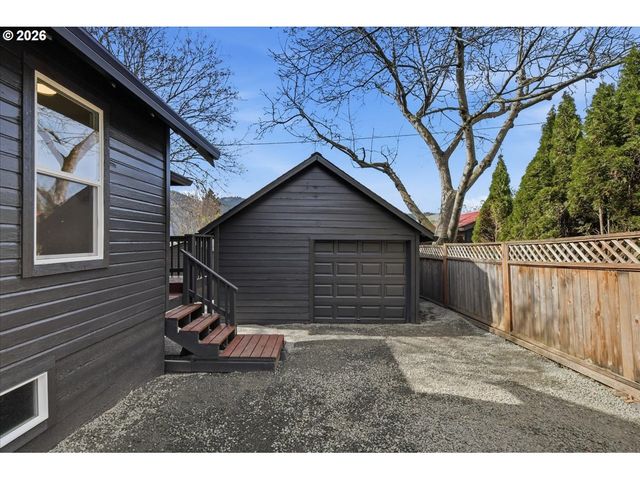 109 W JEFFERSON St, Bingen, WA 98605