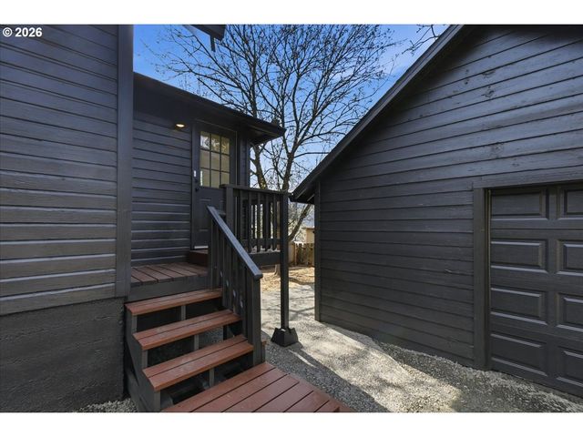 109 W JEFFERSON St, Bingen, WA 98605