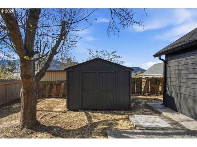 109 W JEFFERSON St, Bingen, WA 98605