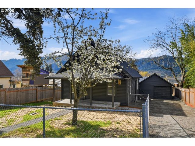 109 W JEFFERSON St, Bingen, WA 98605