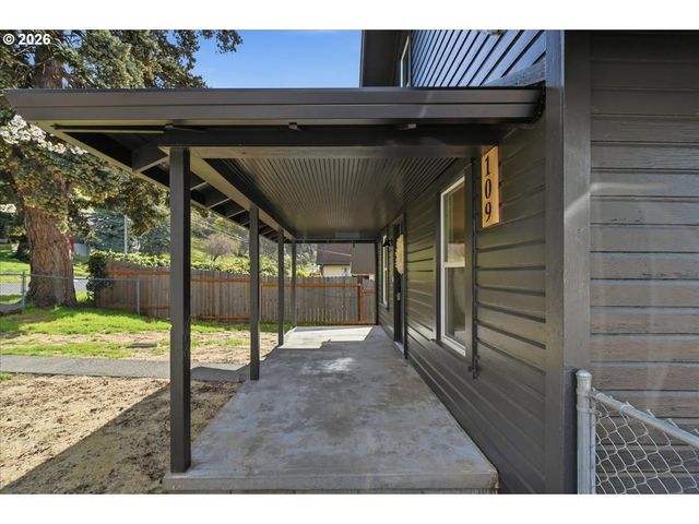 109 W JEFFERSON St, Bingen, WA 98605