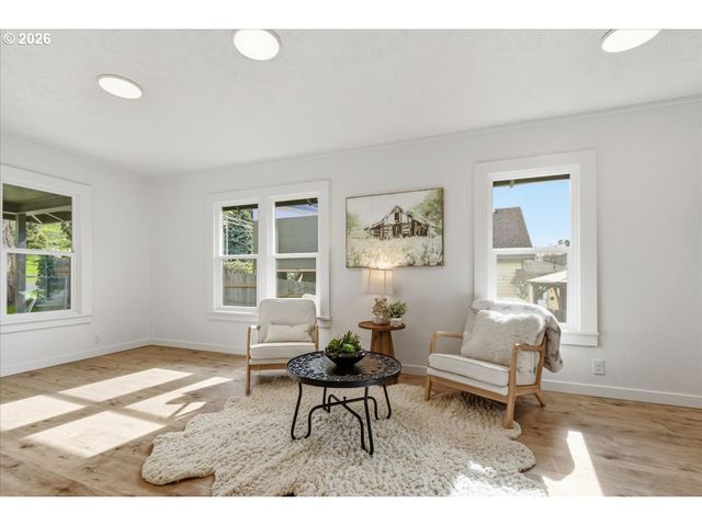 109 W JEFFERSON St, Bingen, WA 98605