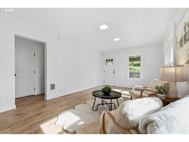 109 W JEFFERSON St, Bingen, WA 98605