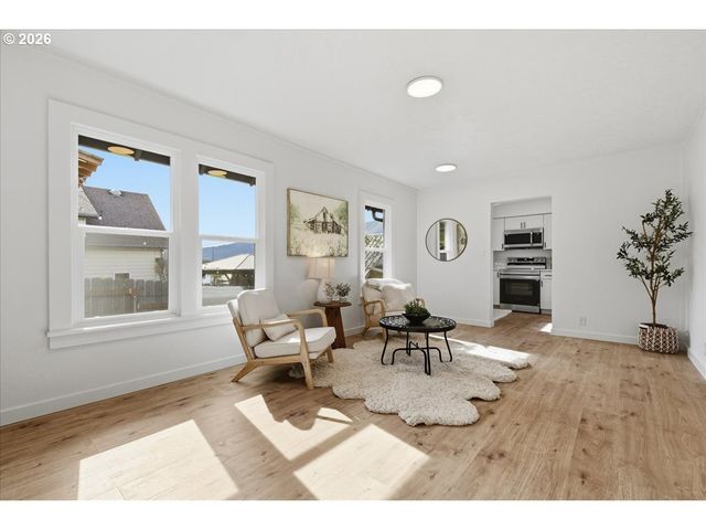 109 W JEFFERSON St, Bingen, WA 98605