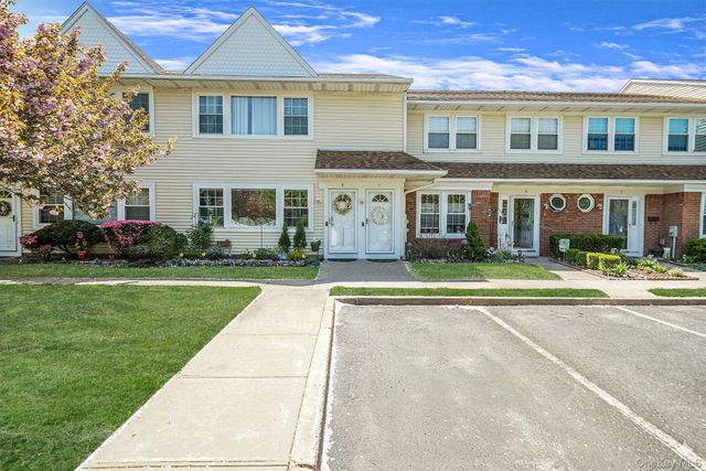 8 Gazebo Lane 8, Holtsville, NY 11742