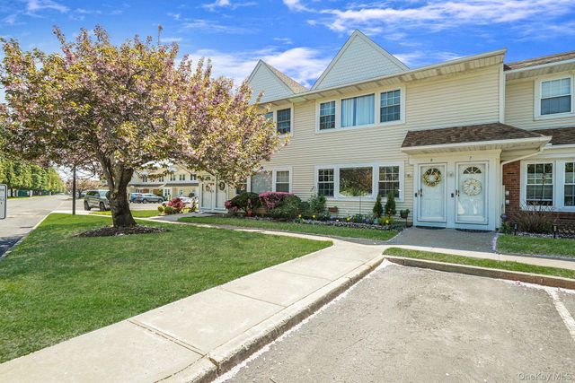 8 Gazebo Lane 8, Holtsville, NY 11742