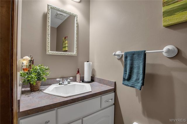 10 Mcintosh Drive, Lockport City, NY 14094