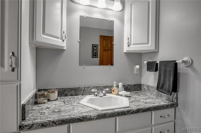 10 Mcintosh Drive, Lockport City, NY 14094