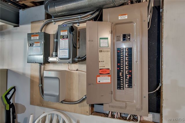 10 Mcintosh Drive, Lockport City, NY 14094