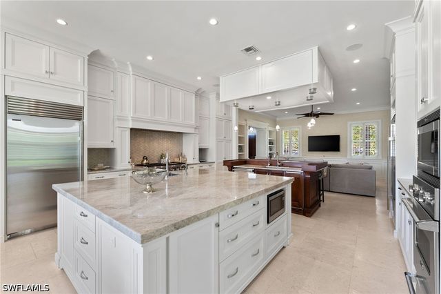 2325 Lantern LN, Naples, FL 34102