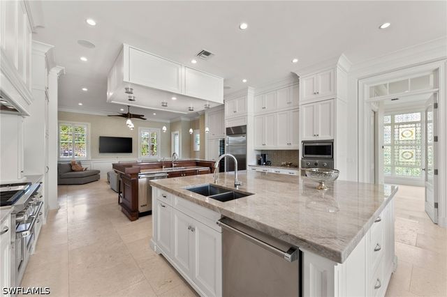 2325 Lantern LN, Naples, FL 34102