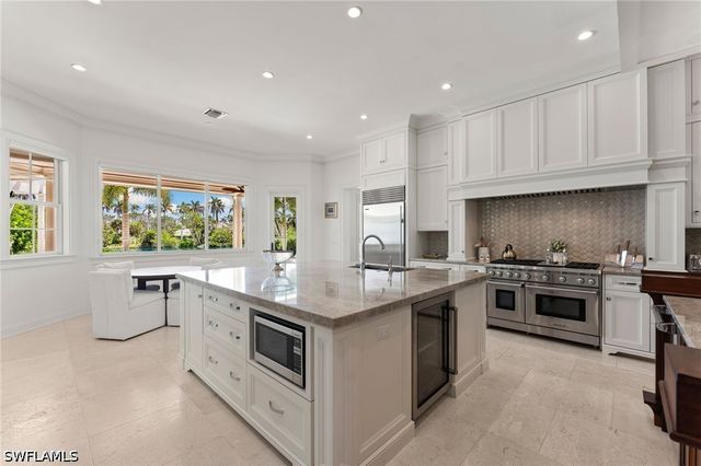 2325 Lantern LN, Naples, FL 34102