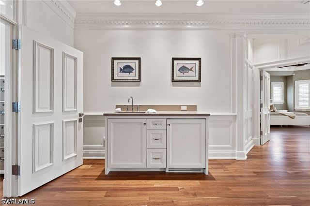 2325 Lantern LN, Naples, FL 34102