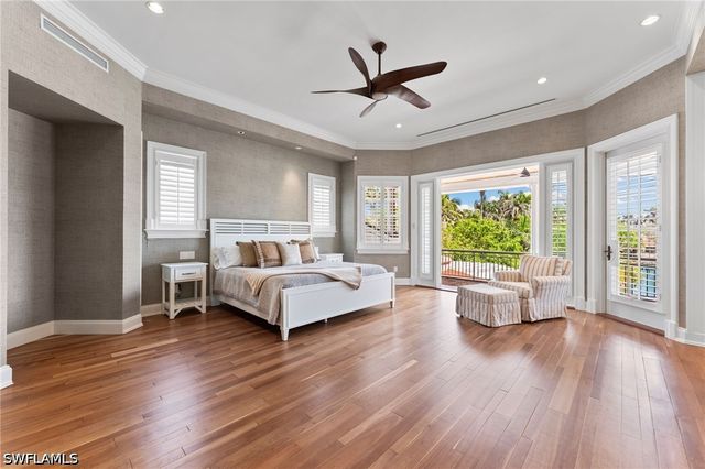 2325 Lantern LN, Naples, FL 34102