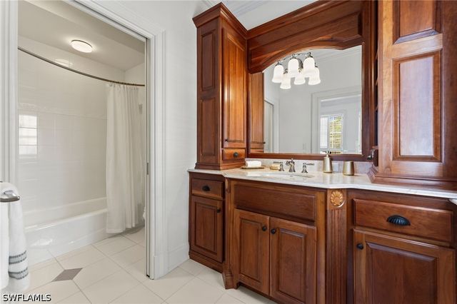 2325 Lantern LN, Naples, FL 34102