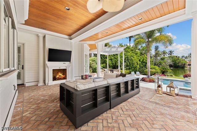 2325 Lantern LN, Naples, FL 34102