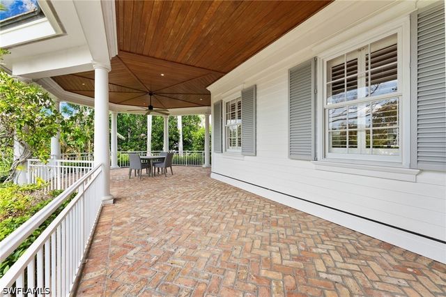 2325 Lantern LN, Naples, FL 34102