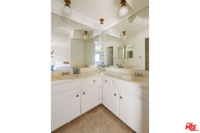1910 Rodney Drive 9, Los Angeles, CA 90027