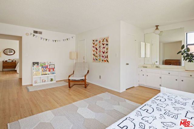 1910 Rodney Drive 9, Los Angeles, CA 90027