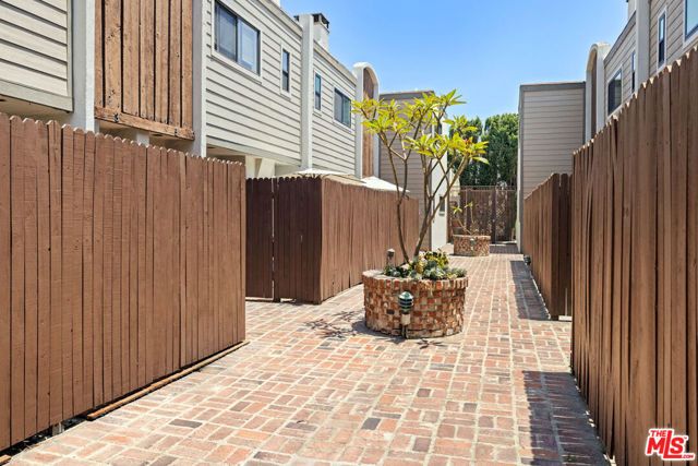 1910 Rodney Drive 9, Los Angeles, CA 90027