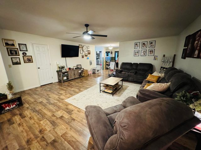 700 Robin Road Road, Mountain Grove, MO 65711