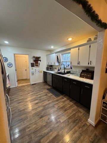 700 Robin Road Road, Mountain Grove, MO 65711