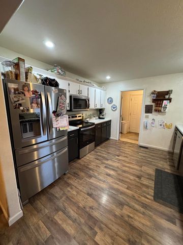 700 Robin Road Road, Mountain Grove, MO 65711