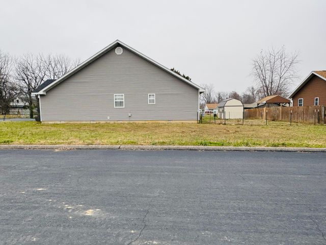 700 Robin Road Road, Mountain Grove, MO 65711