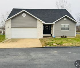 700 Robin Road Road, Mountain Grove, MO 65711