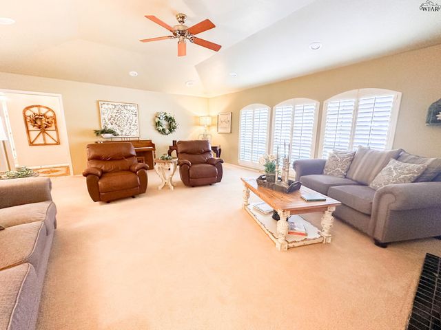 2427 PARADISE STREET, Vernon, TX 76384