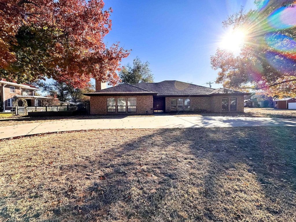 2427 PARADISE STREET, Vernon, TX 76384