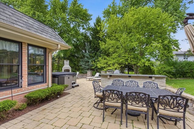 39 Mockingbird Lane, Oak Brook, IL 60523