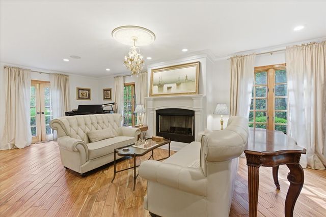 39 Mockingbird Lane, Oak Brook, IL 60523