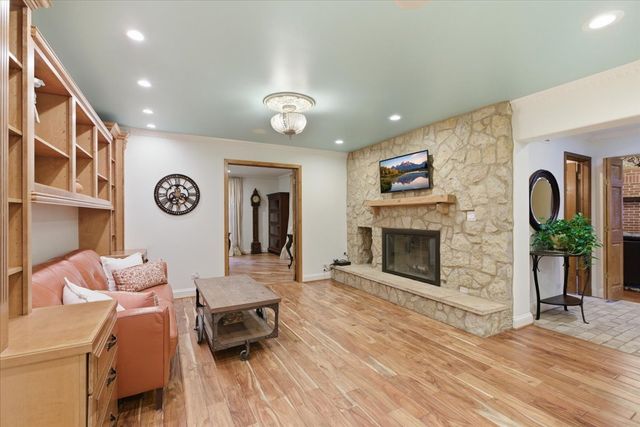 39 Mockingbird Lane, Oak Brook, IL 60523