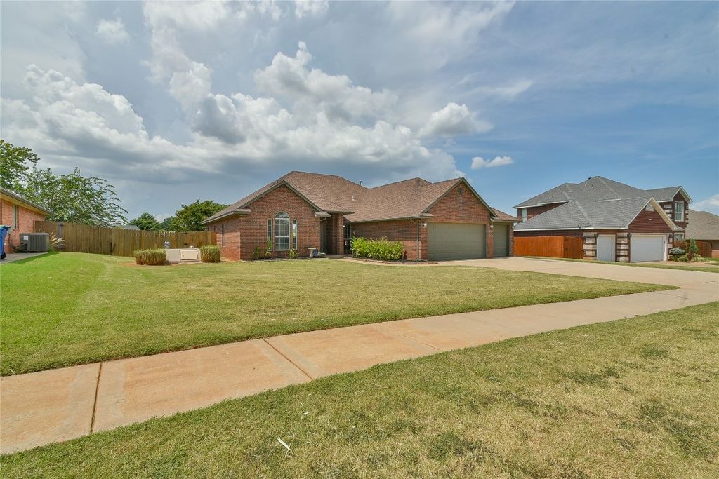 309 N Topaz Way, Mustang, OK 73064